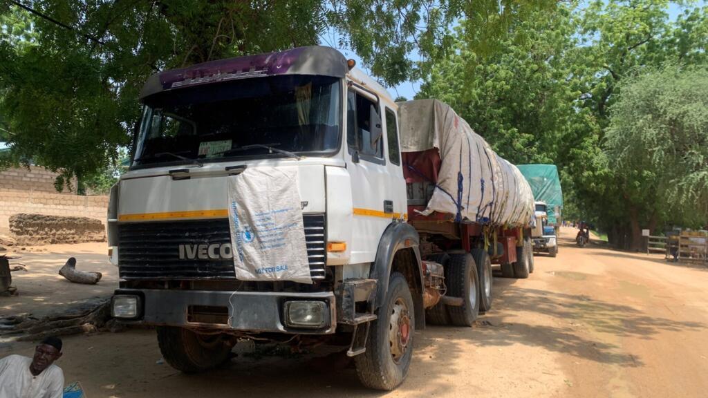 Un convoi de camions de marchandises en provenance du Nigeria stationne à Kourgui, au Cameroun.